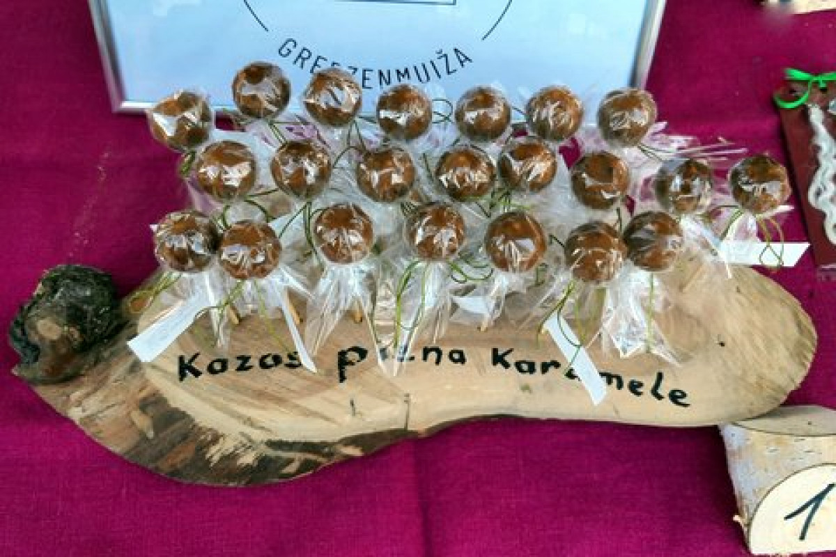 Kazas piena karamele uz kociņa