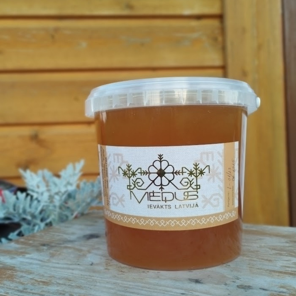 Rucavas apkaimē ievākts vasaras medus, 1L (1,4kg) iepakojums.