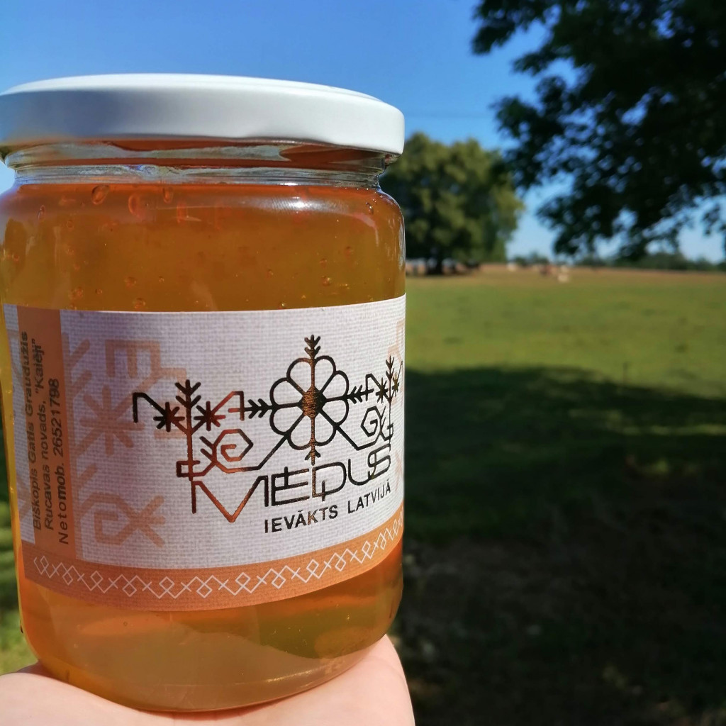 Rucavas apkaimē ievākts vasaras medus, 0,25L (0,3kg) iepakojums.